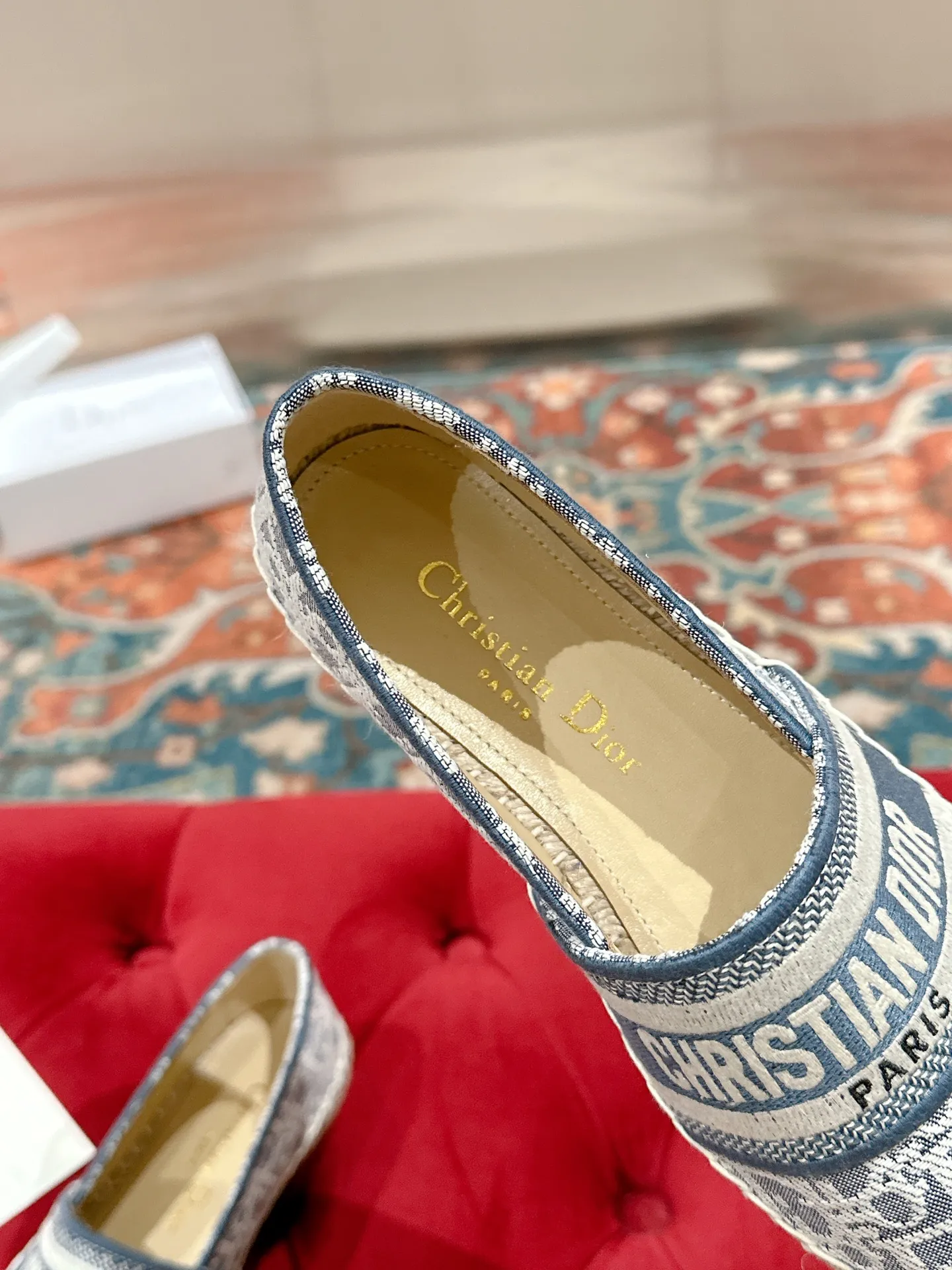 👟👟Ex-factory price 440👟👟 Dior DIOR's new popular early spring fisherman shoes 🆕 Simple, elegant and fashionable, timeless and timeless, it is a classic that will never fade away in the fashion circle, retro fisherman shoes. Original hand-woven surface, electric embroidery technology! Specific cloth surface and rubber outsole. Code number: 35-39 (40.41 customized, non-refundable)
